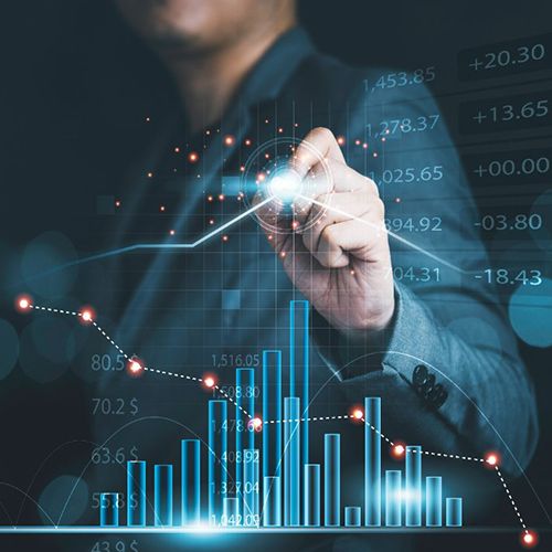 Mies puuvillatakeissa analysoi yritystietoa ja talousgraafeja digitaalisella näytöllä.